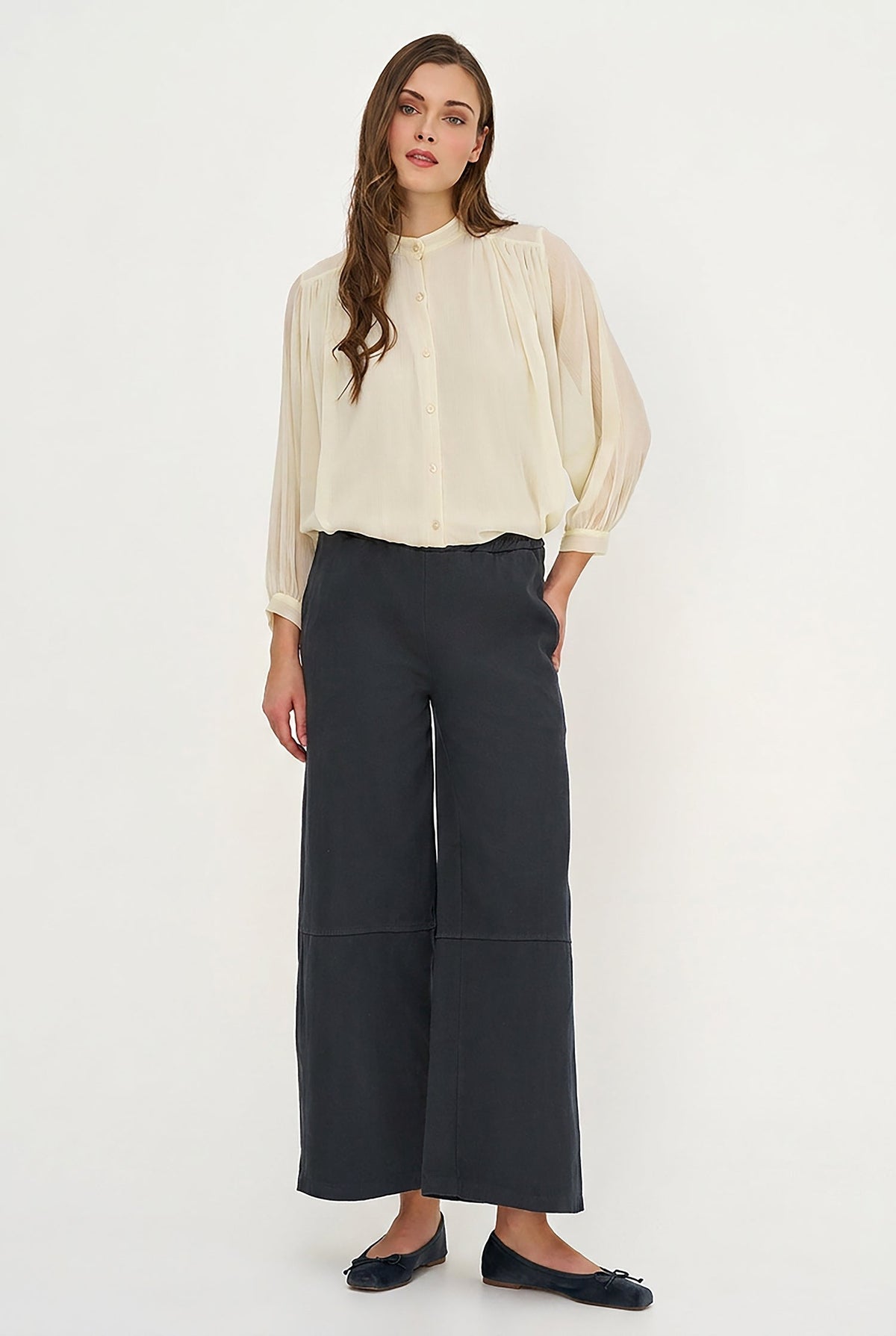 Women's Woven Pull-On Wide-Leg Pants with Back Patch Pockets