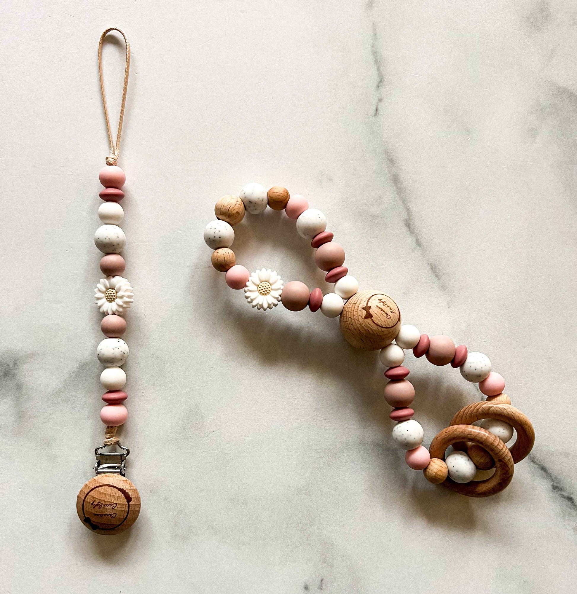 Duo attache-suce et hochet infini marguerite beige (voir description)