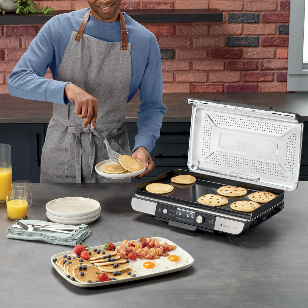Ninja Sizzle Pro XL 20-Inch Indoor Griddle + Grill, Detachable Ventilated Lid, Grease Control, Ceramic Nonstick Plates, Even Edge-to-Edge Cooking, Extra Large Capacity, Versatile, Silver, GX101C 🍁 All In One Marketplace Canada