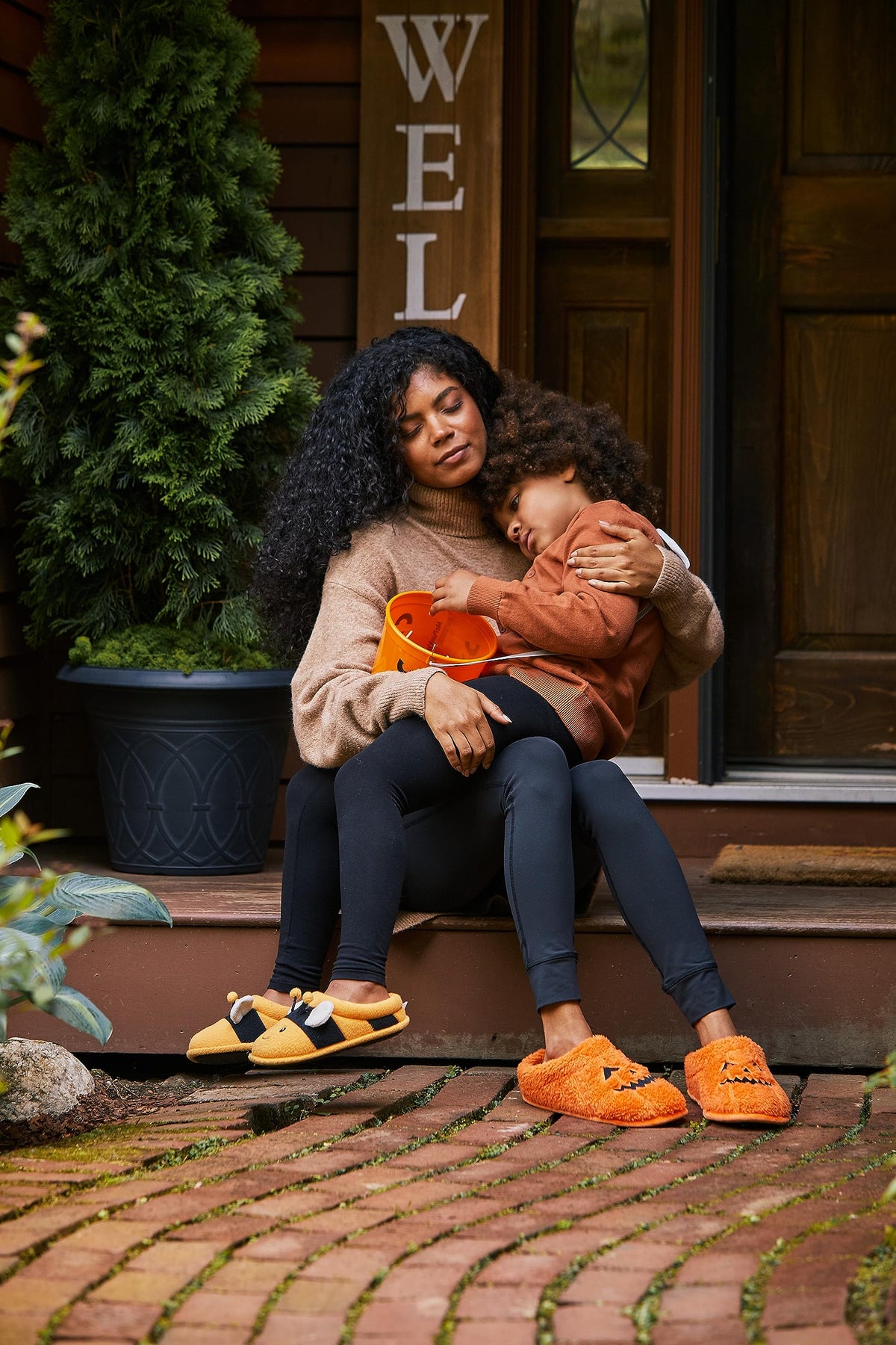 Dearfoams Unisex-Adult Halloween Jack-o-Lantern Pumpkin Slipper, Adult Pumpkin, 15-16 Women/13-14 Men