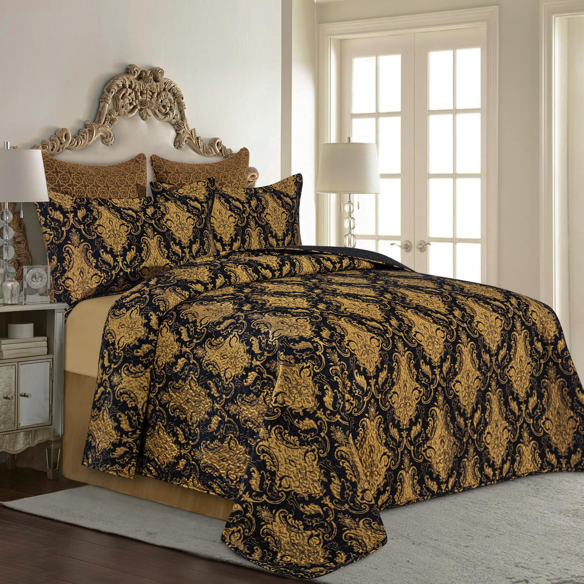 Loom and Mill Luxury Quilt Set 3 Piece, Classic Damask Quilted Bedspread Queen Size with 2 Shams, Soft Lightweight Jacquard Bedding Coverlet Set for Halloween Christmas All Season (Black, Queen)
