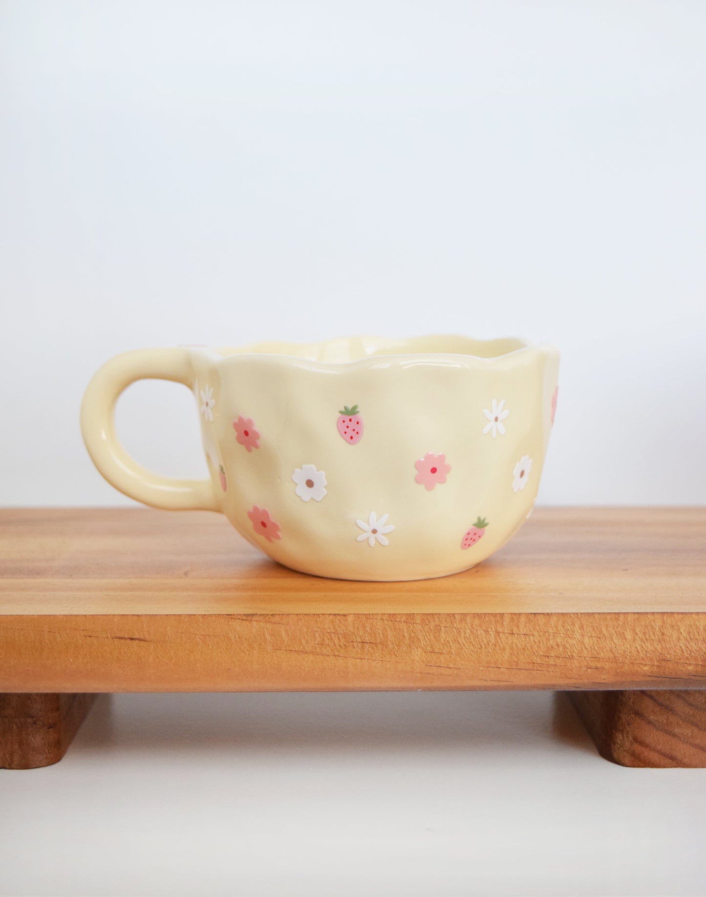 12oz creme-keramiktasse - erdbeeren & rosa blüten
