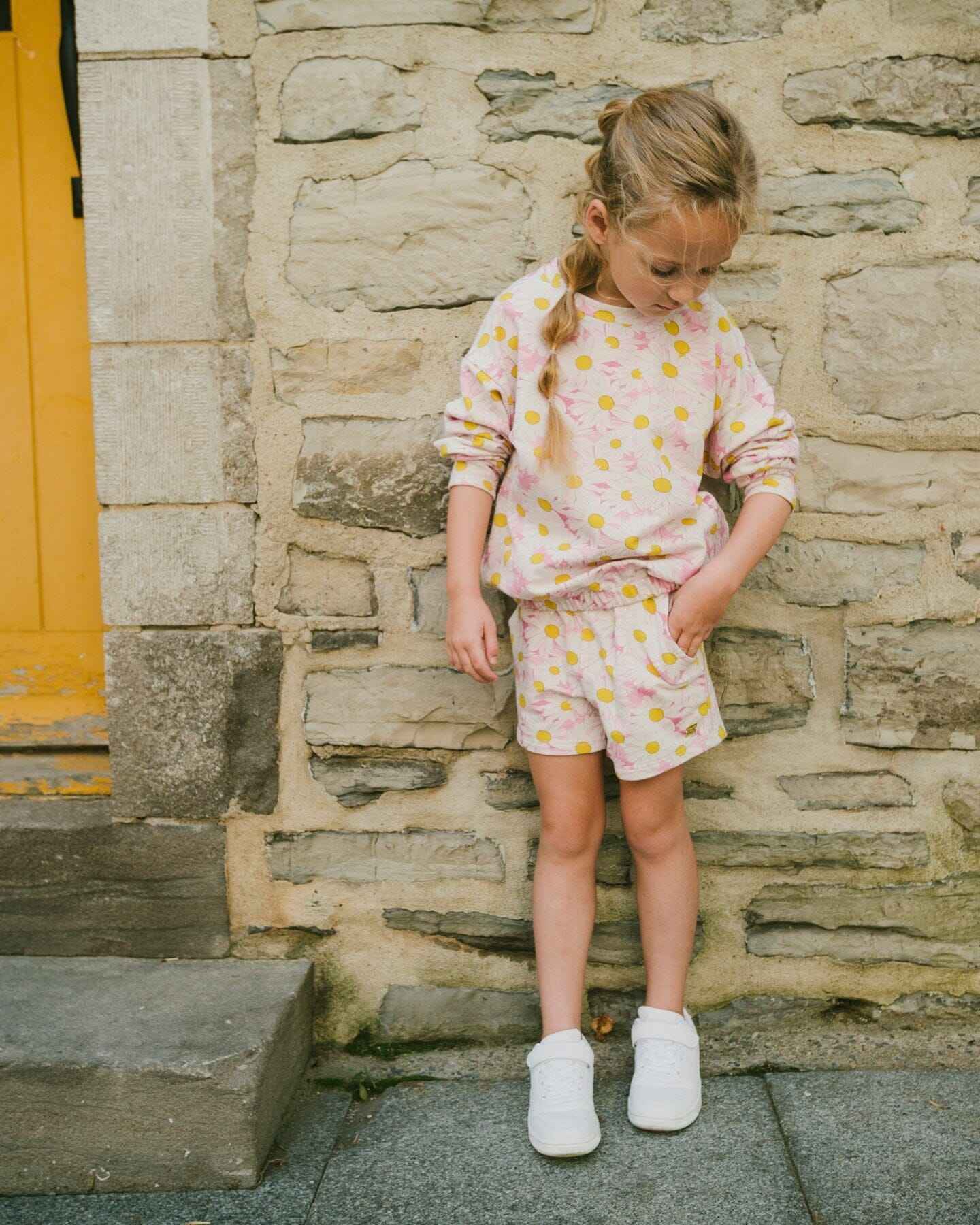 French Terry Shorts Pink Printed Daisies