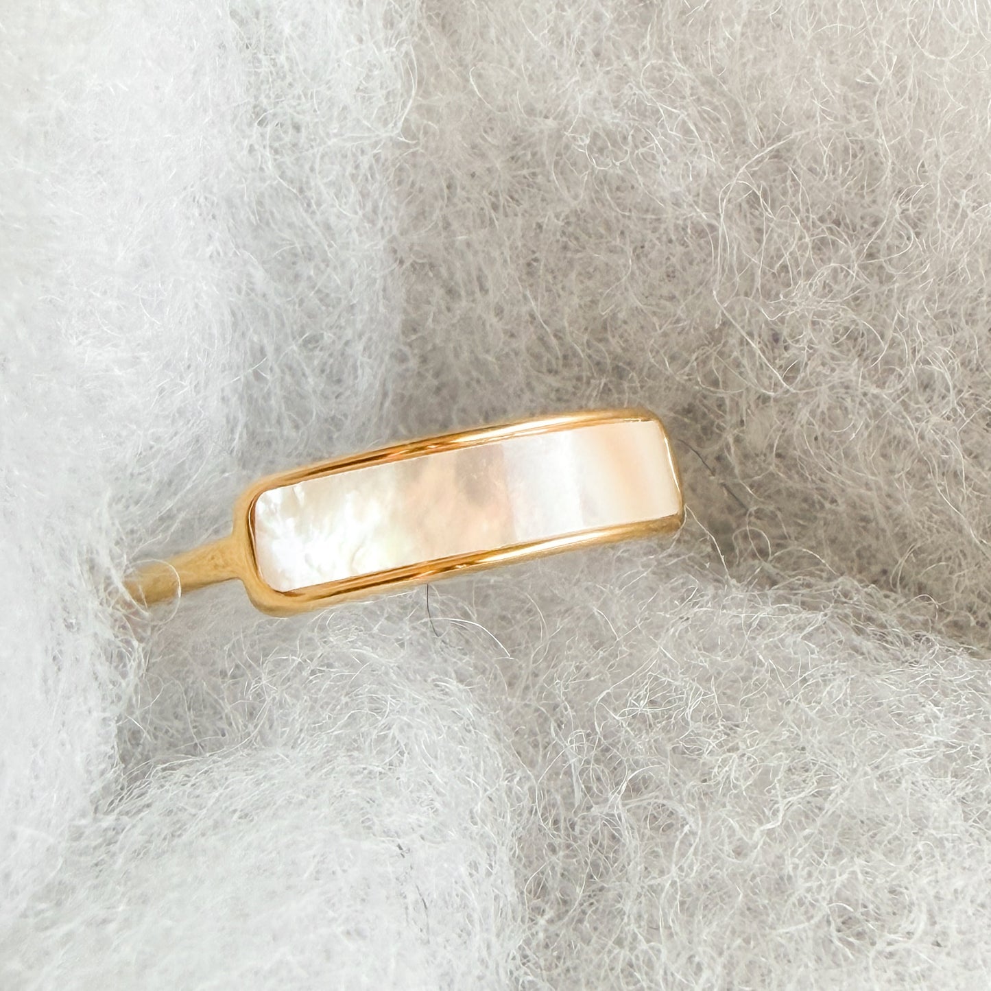Bague dorée en nacre naturelle plaqué or 18K | CALYPSO