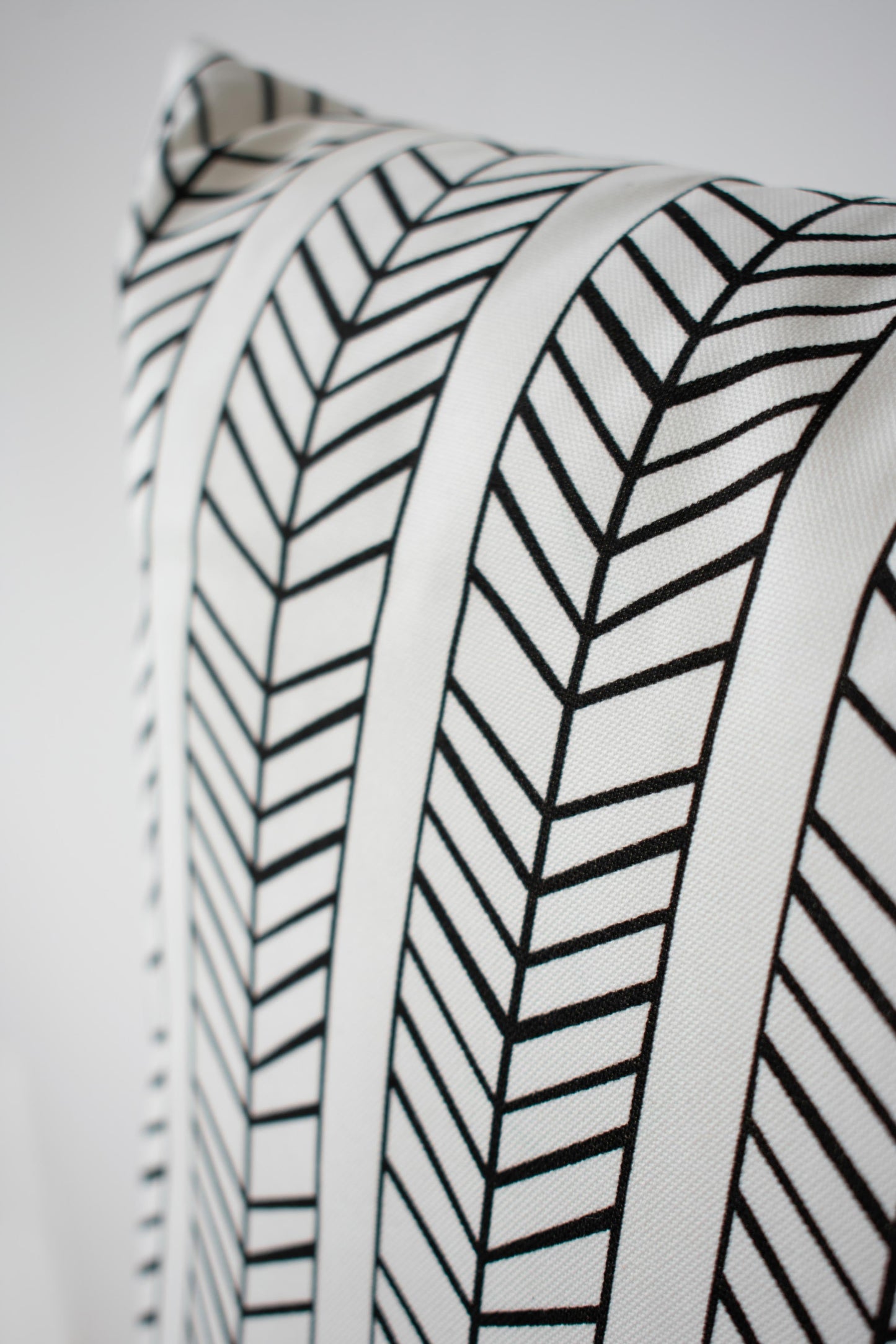 OUTDOOR PILLOW - BLACK AND WHITE LUMBAR