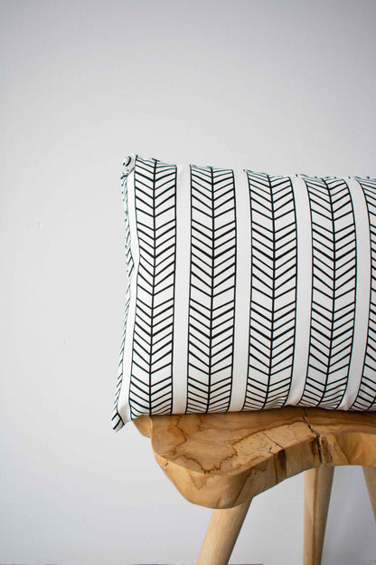 OUTDOOR PILLOW - BLACK AND WHITE LUMBAR