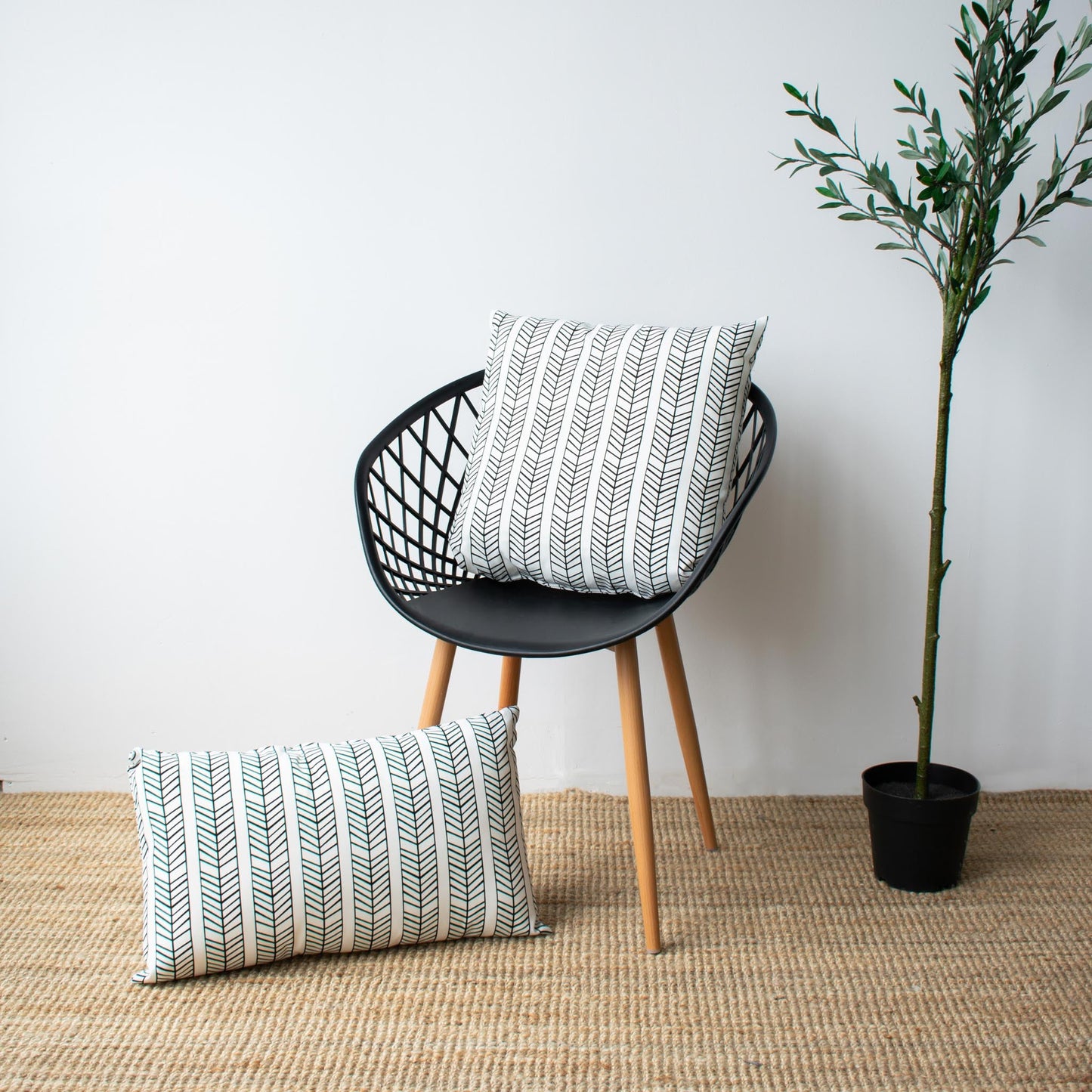OUTDOOR PILLOW - BLACK AND WHITE 20"