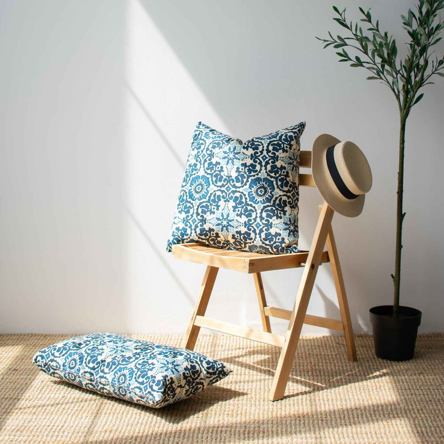 OUTDOOR PILLOW - BLUE FLORAL 20"