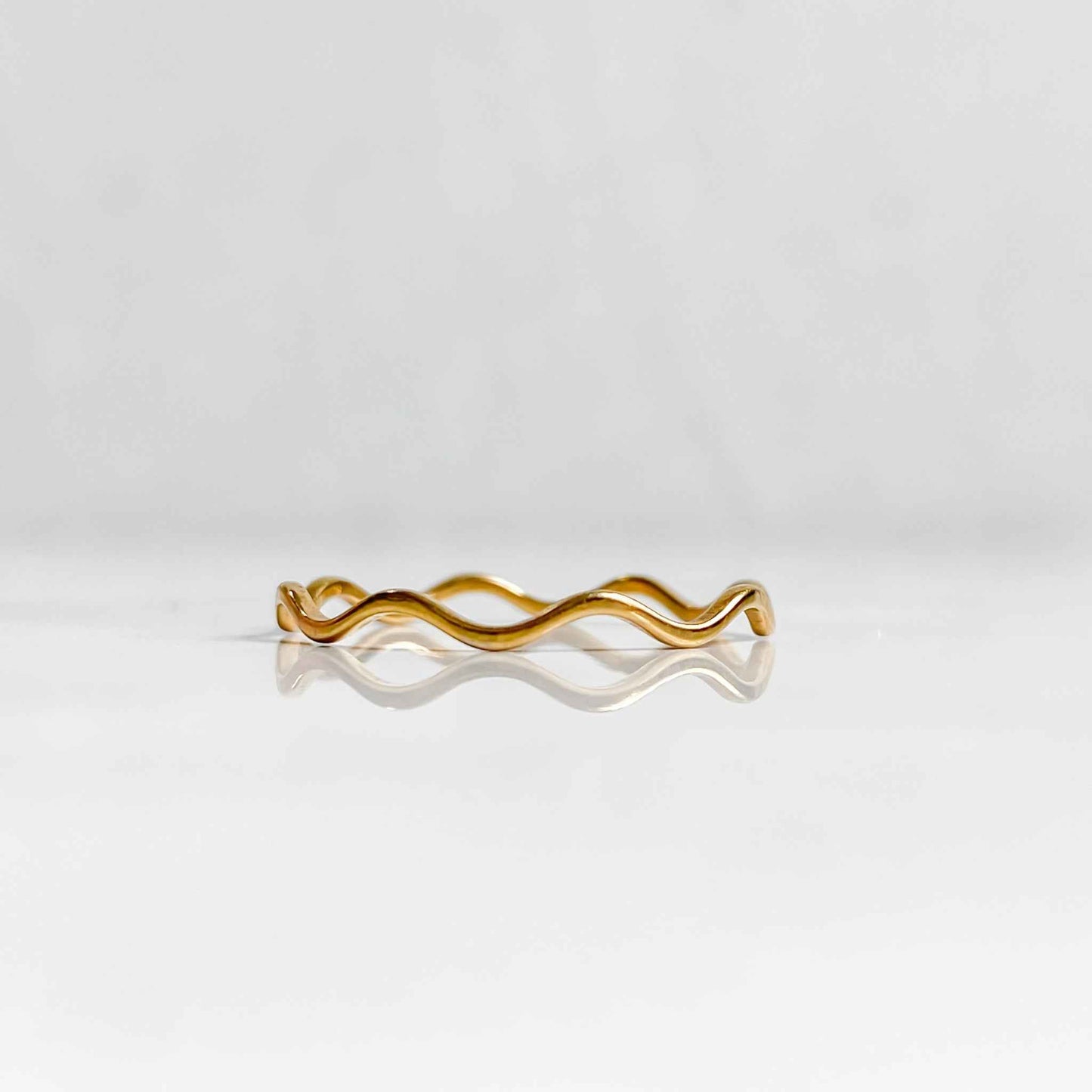 Bague ondulée dorée en acier inoxydable plaqué or 18K | NAÏA
