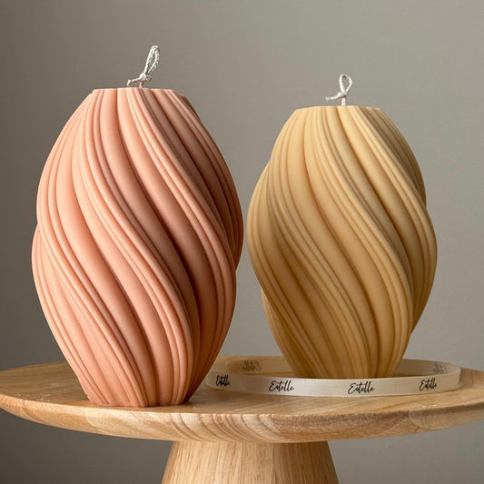 Handgegossene hohe Swirl Sojawachskerze: Skulpturale Kunstdekoration