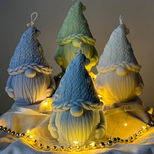 Weihnachtswichtelkerze: Handgegossene Sojawachs-Festdeko
