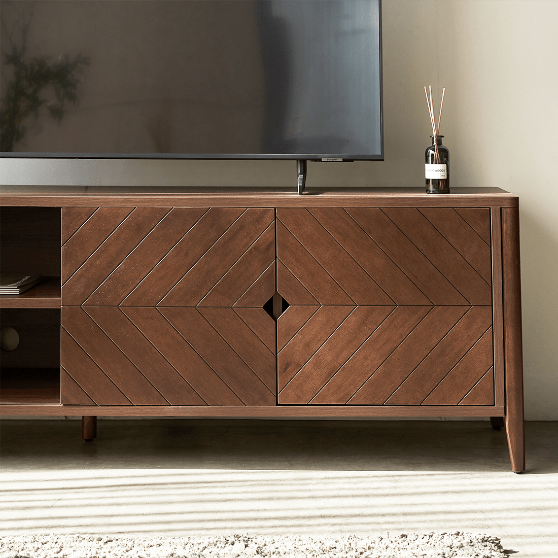 Odense TV-Möbel aus braunem Holz mit Chevron-Details