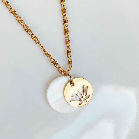 Collier doré en nacre et fleur de lotus | THÉTIS