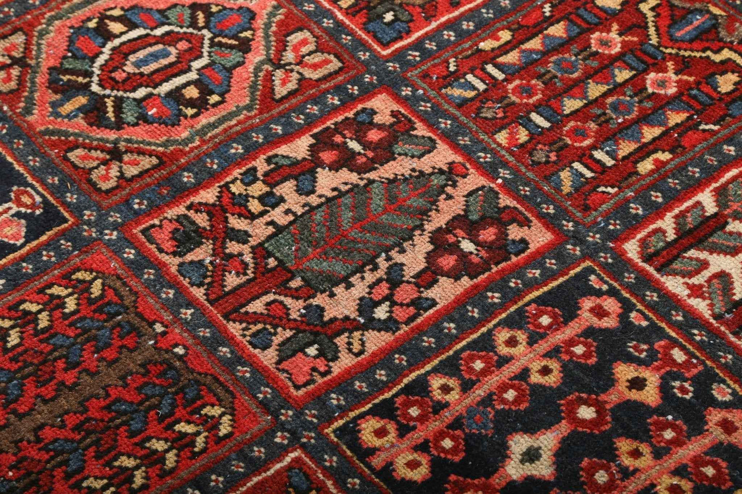 Persian Bakhtiari Rug | 8' 6" x 12' 6"