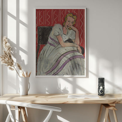 Wandbild Junge Frau In Grauem Kleid Sitzend